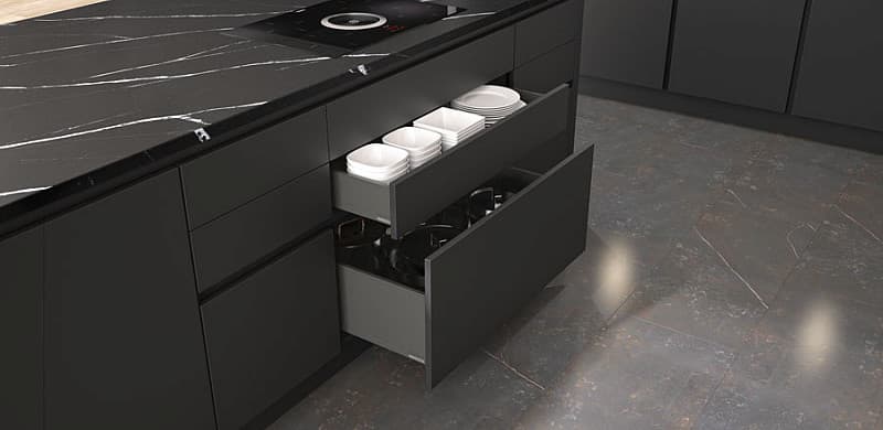 EDLE INSELKÜCHE IN ELEGANTEM SCHWARZ